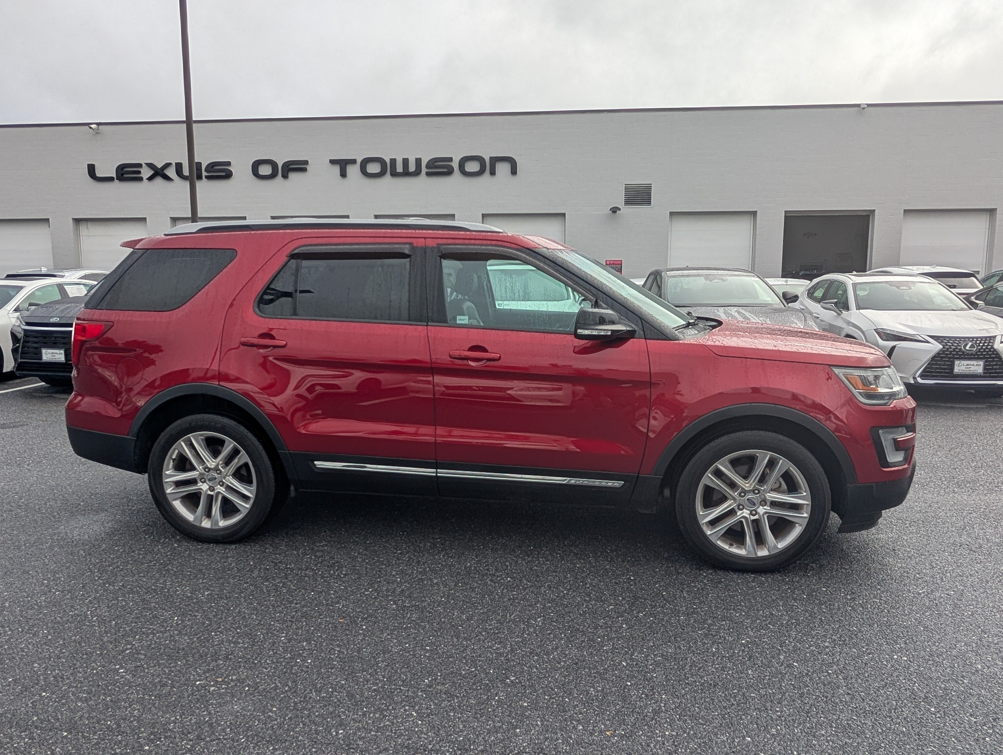 Used 2016 Ford Explorer XLT w/ Equipment Group 202A AWD/4WD image 2