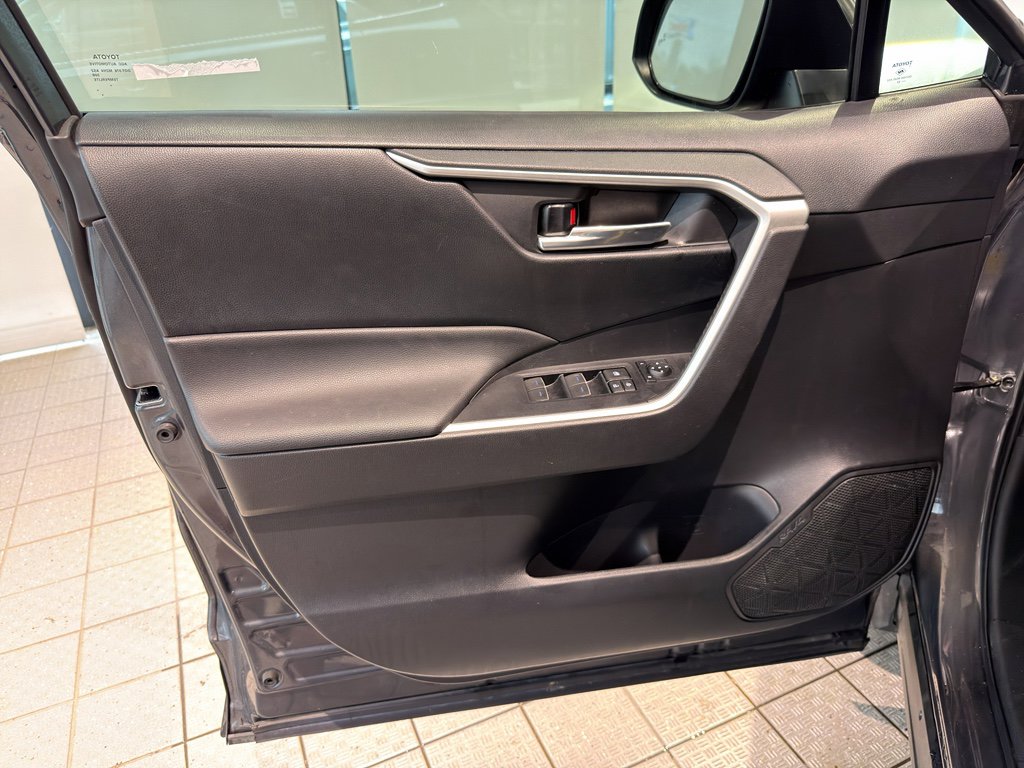 Used 2022 Toyota RAV4 XLE image 14