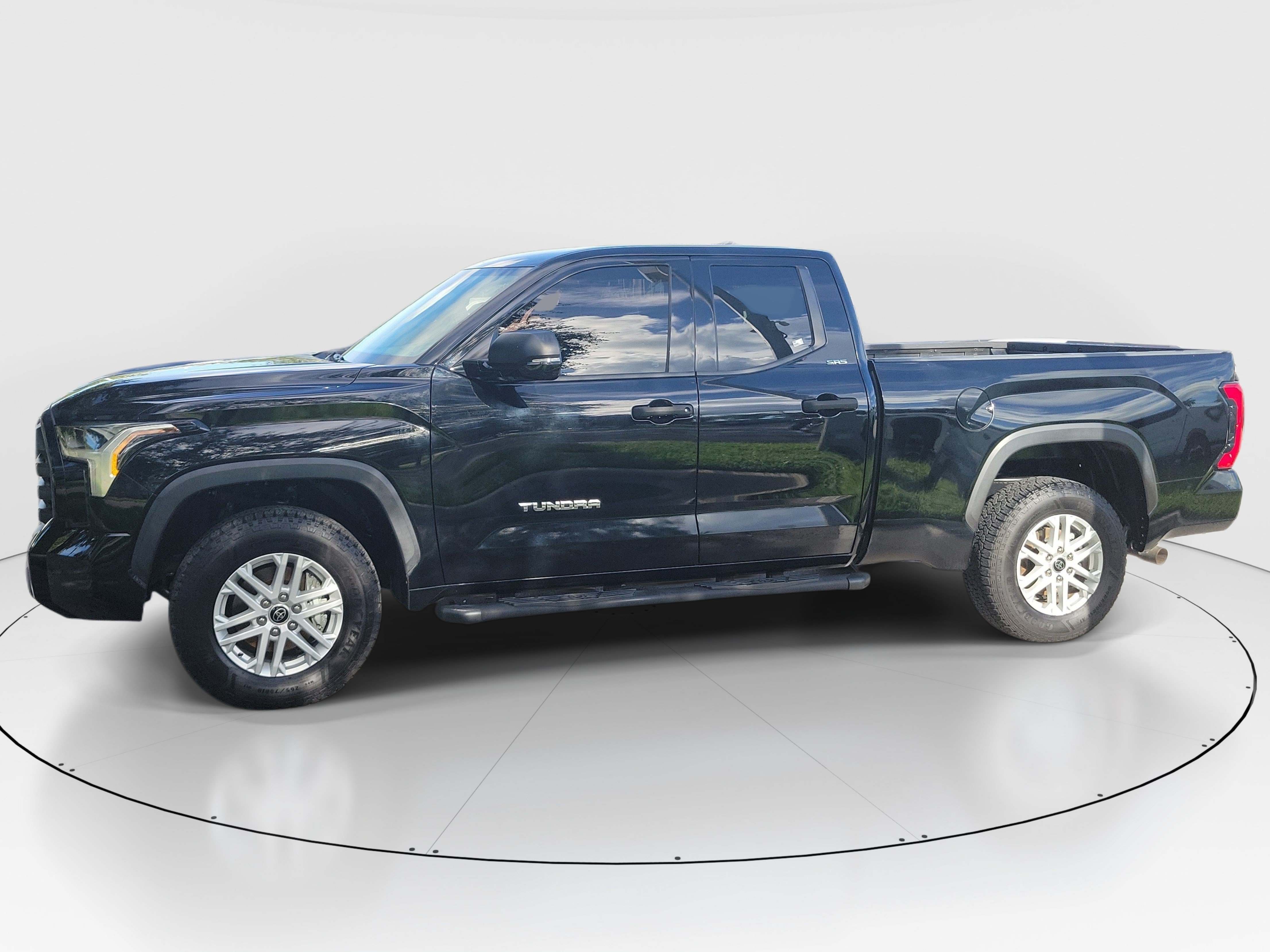 Used 2022 Toyota Tundra SR5 w/ SR5 Convenience Package AWD/4WD image 4