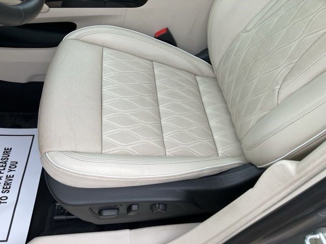 Used 2022 Buick Envision Avenir w/ Technology Package II AWD/4WD image 11