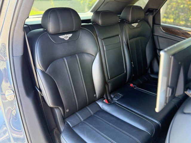 Used 2018 Bentley Bentayga AWD/4WD image 36