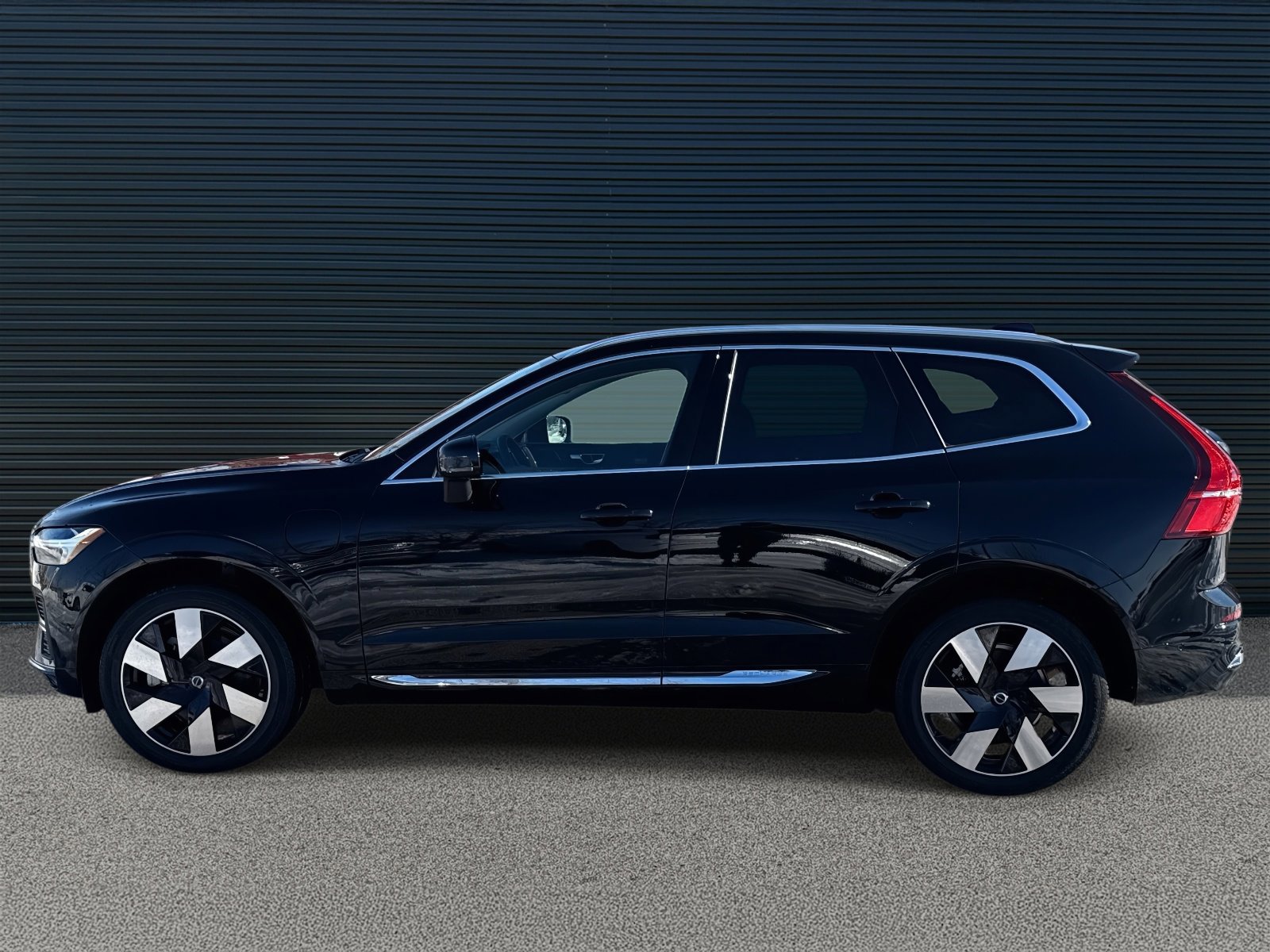 Certified 2023 Volvo XC60 T8 Ultimate w/ Climate Package image 8