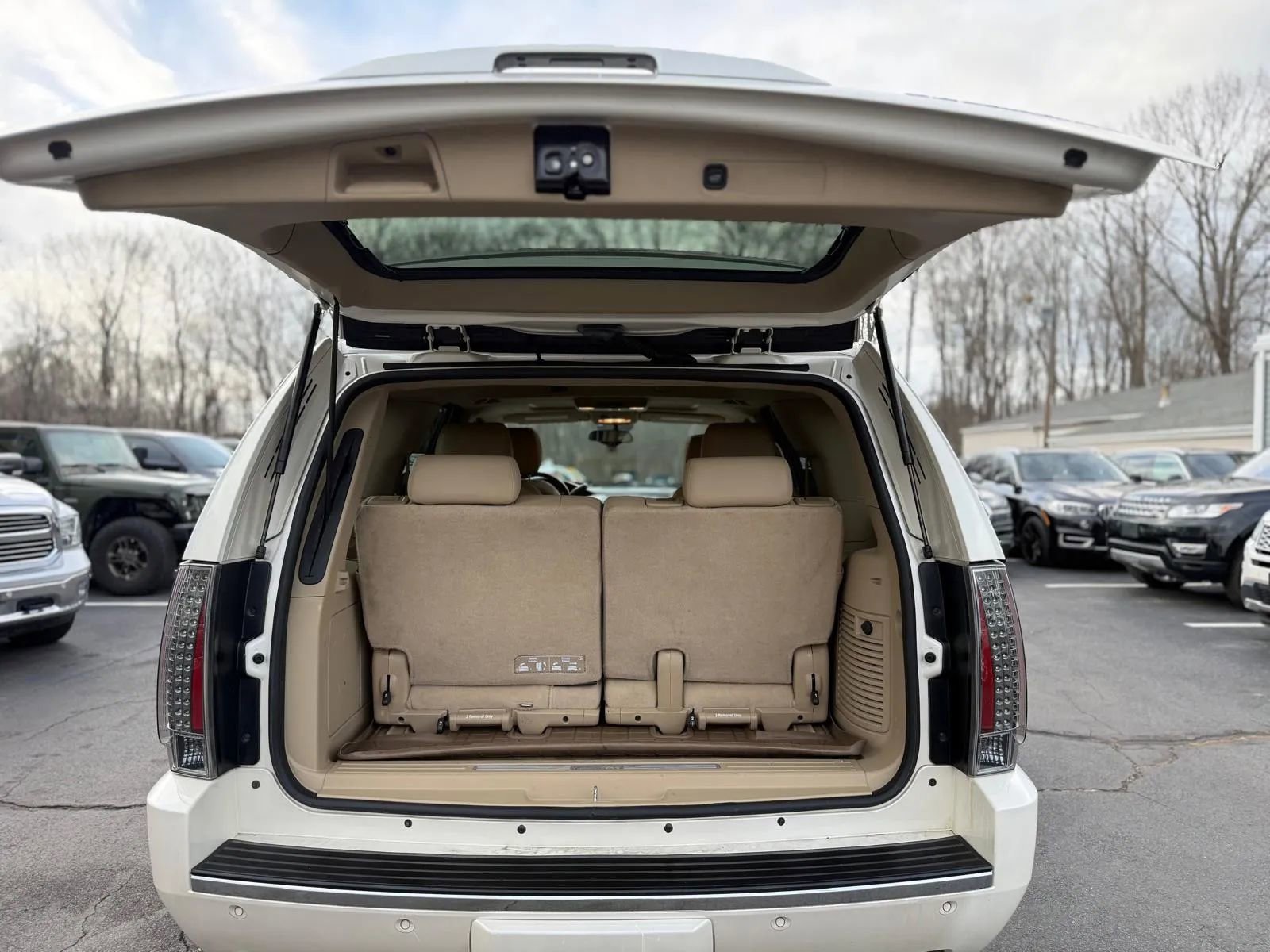 Used 2013 Cadillac Escalade Premium image 26