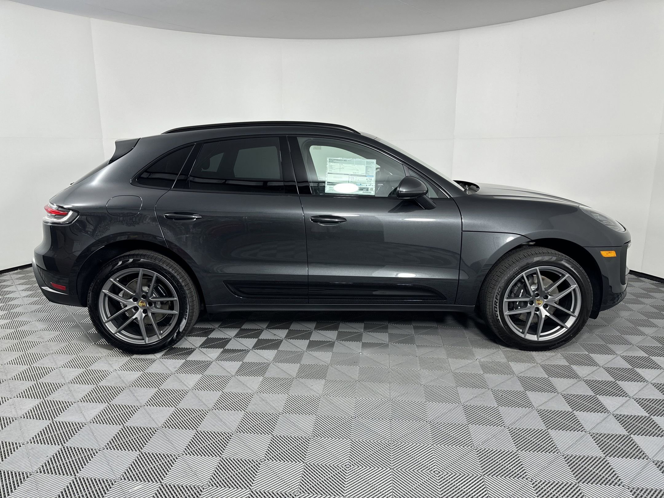 Certified 2025 Porsche Macan image 8