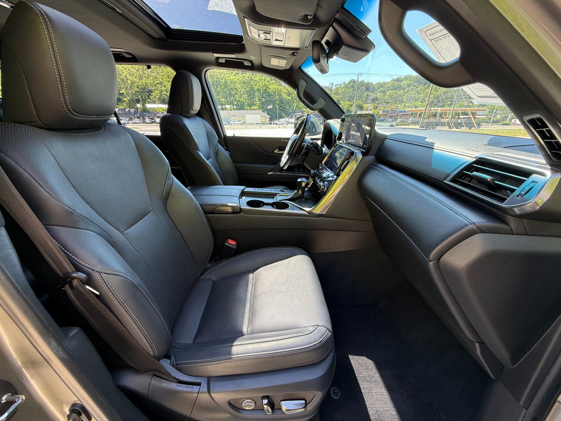 Used 2023 Lexus LX 600 4WD w/ Luxury Package image 16