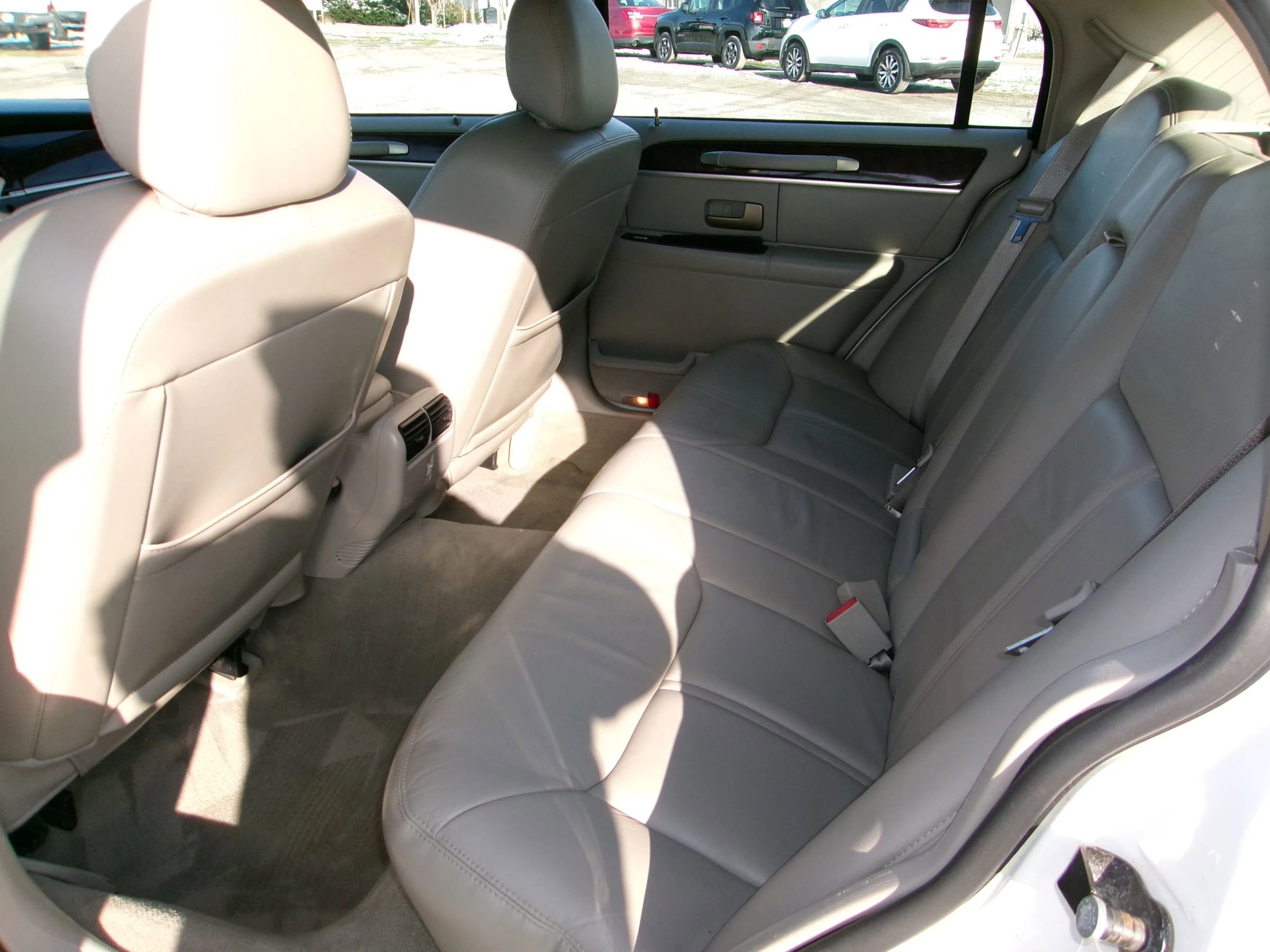 Used 2007 Lincoln Town Car Signature Limited image 8