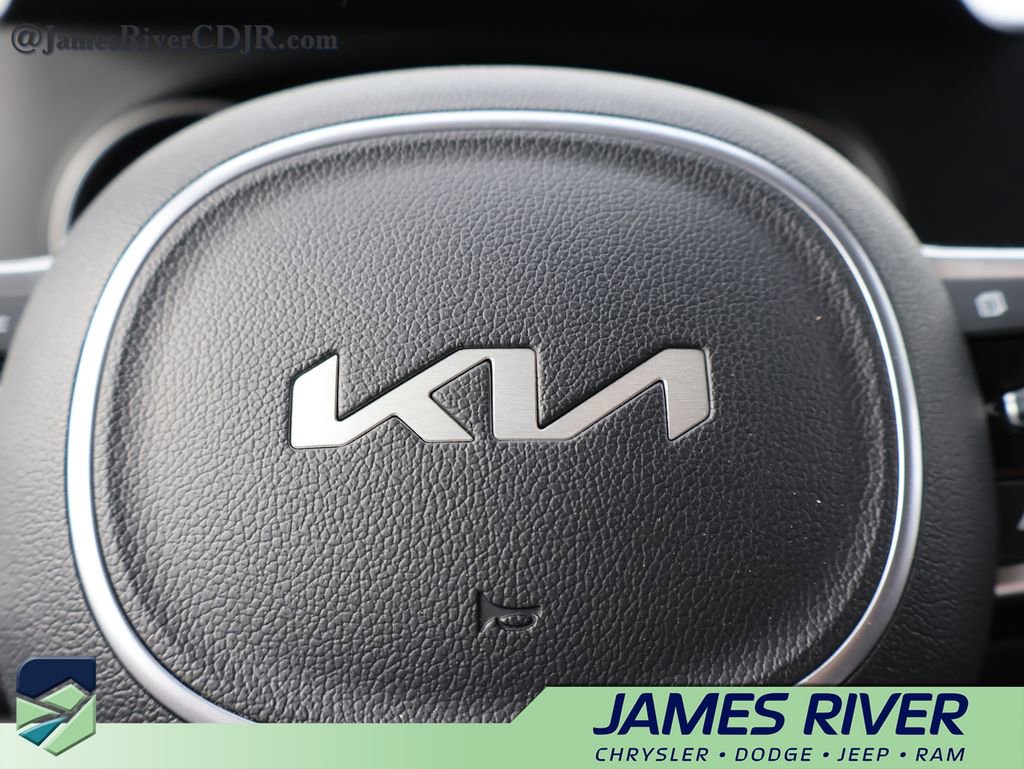 Used 2023 Kia Carnival LX image 25