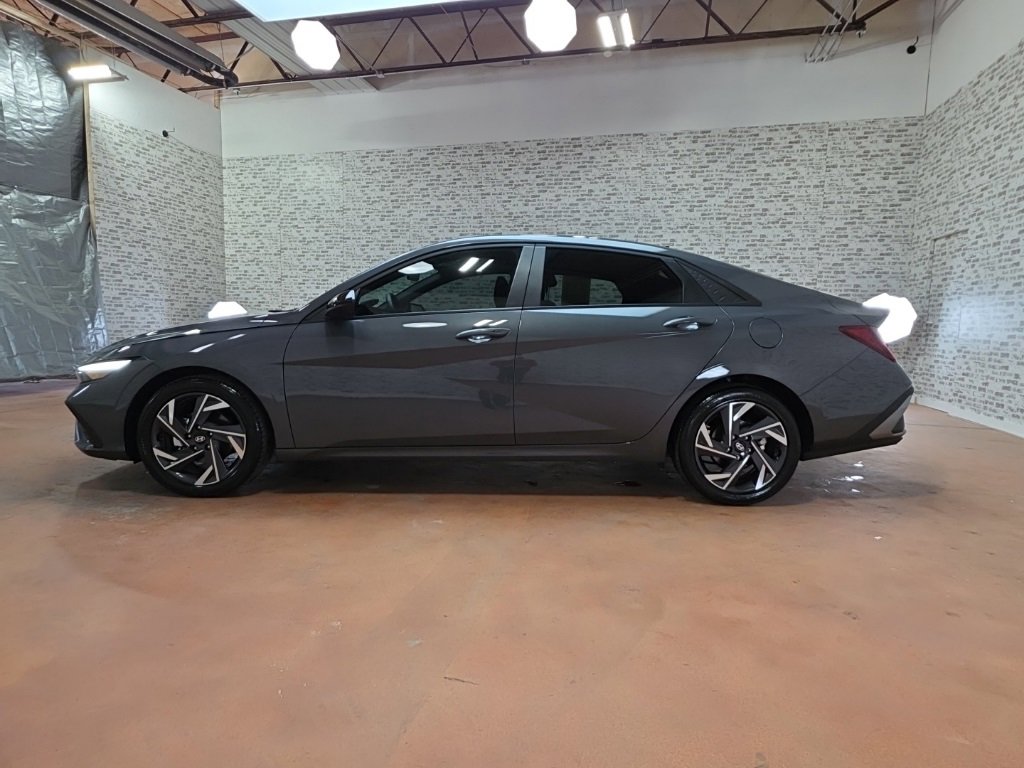 Used 2025 Hyundai Elantra Sport image 4