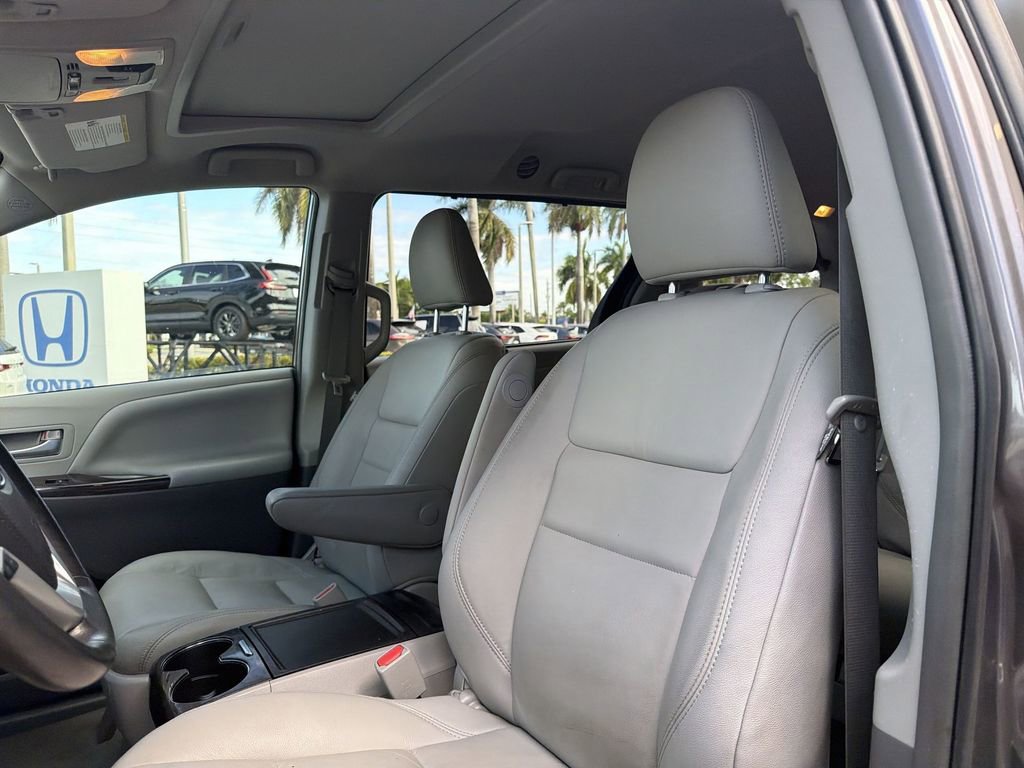 Used 2019 Toyota Sienna XLE w/ XLE Navigation Package FWD image 21