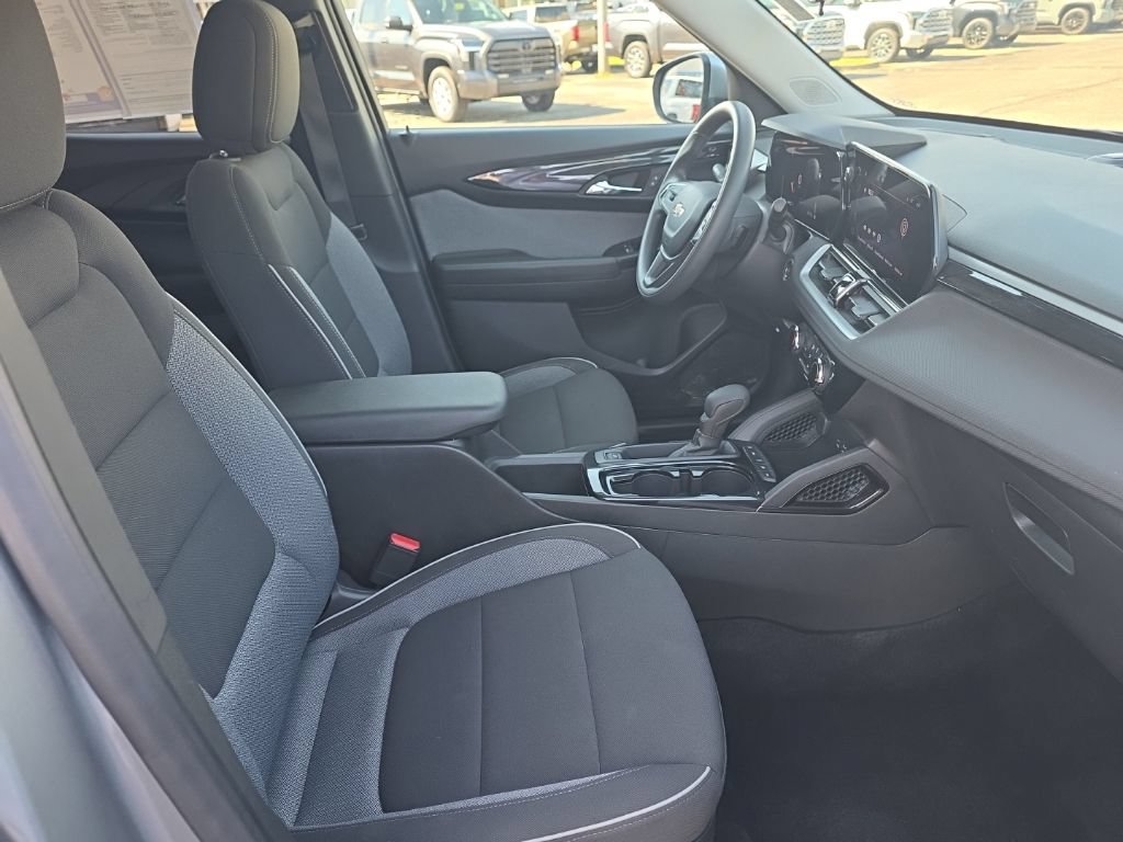 Used 2025 Chevrolet TrailBlazer LT AWD/4WD image 9