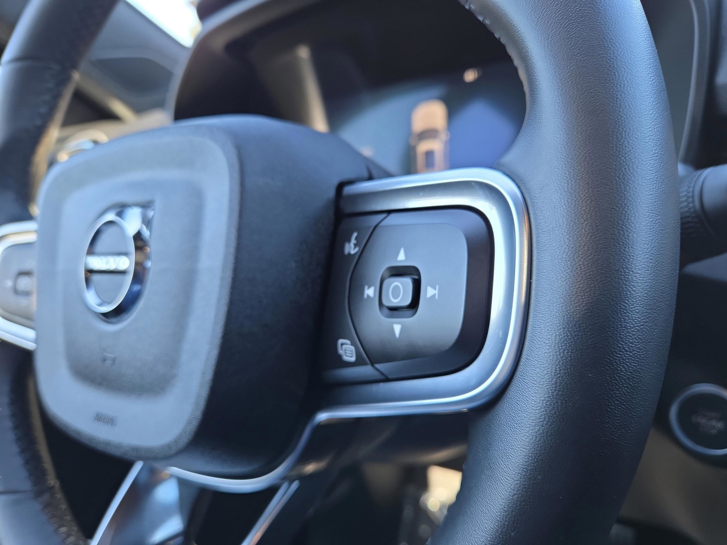 Used 2025 Volvo XC40 B5 Plus image 12