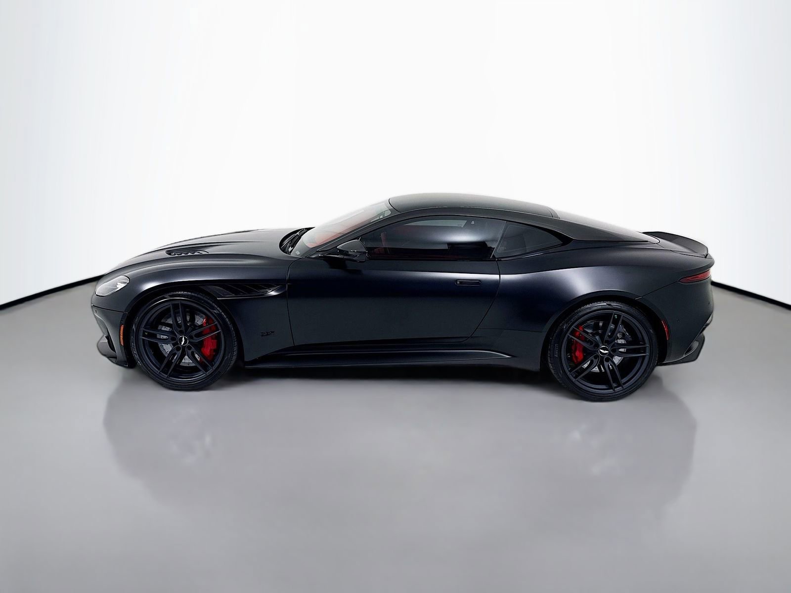 Used 2023 Aston Martin DBS Coupe RWD image 4