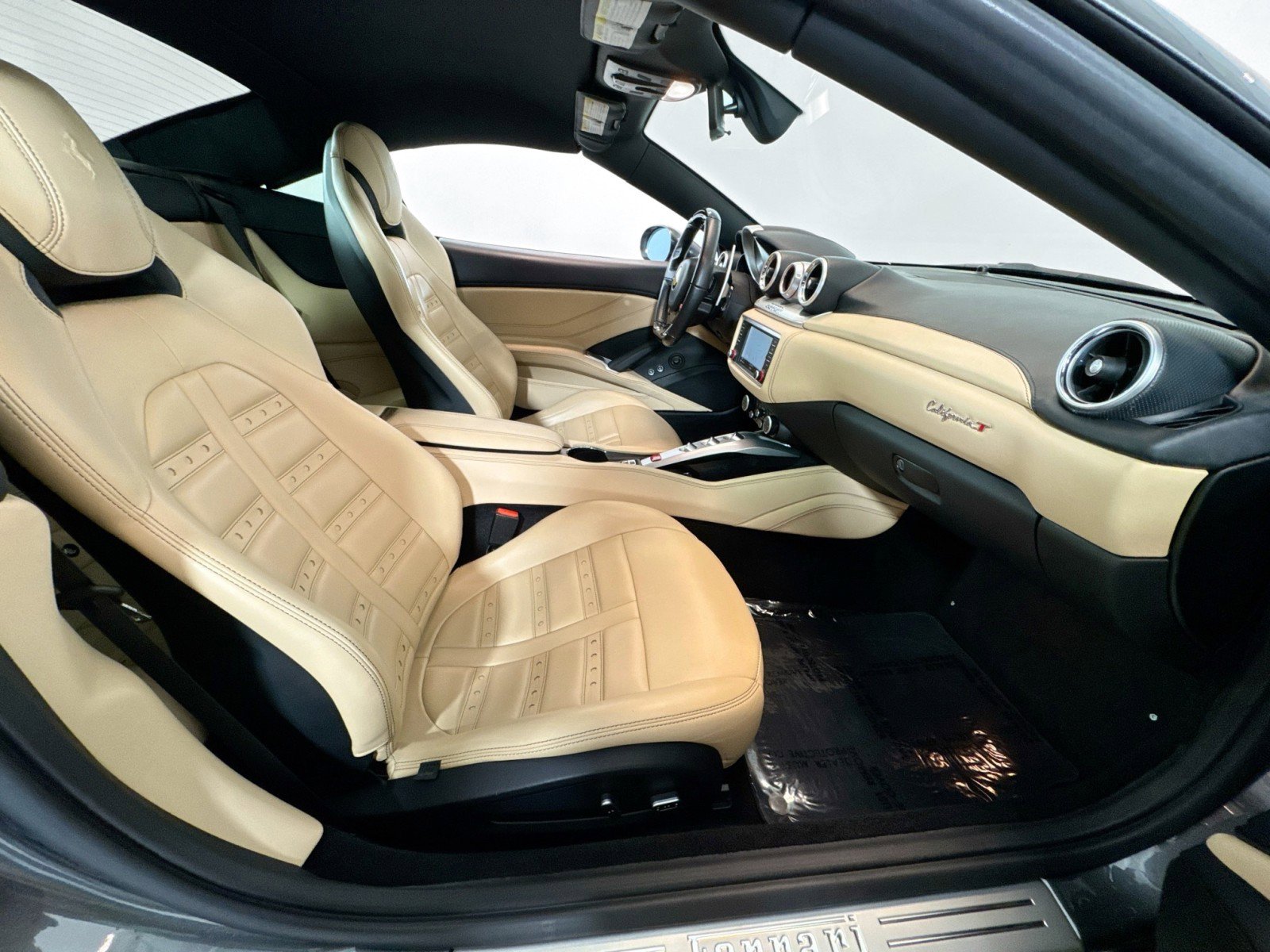 Used 2017 Ferrari California T image 25