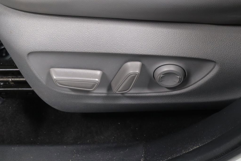 Used 2023 Toyota Highlander XLE FWD image 24