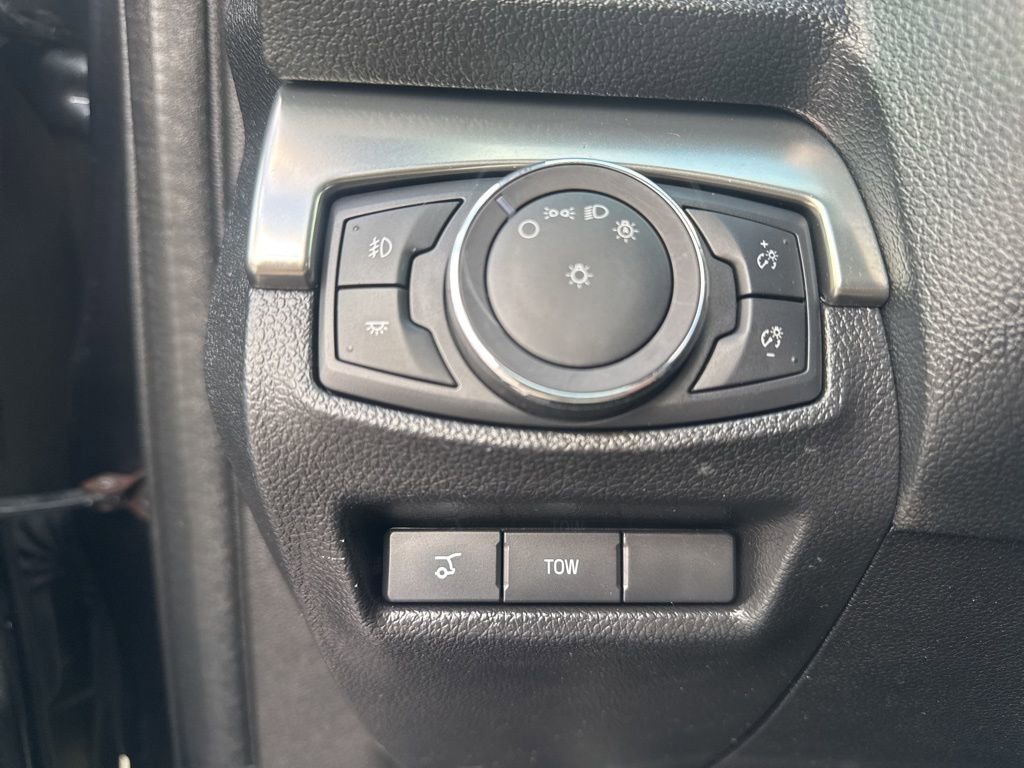 Used 2018 Ford Explorer XLT w/ Equipment Group 202A AWD/4WD image 31