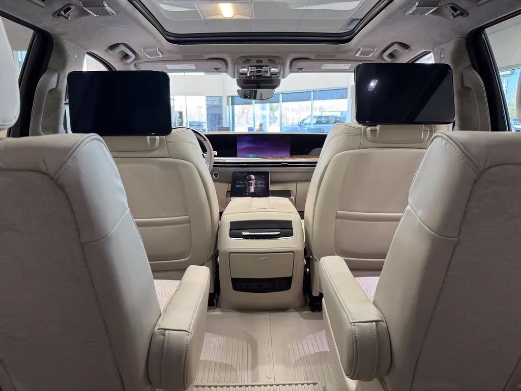 New 2027 Cadillac Escalade Platinum Sport w/ LPO, Floor Liner Package AWD/4WD image 19