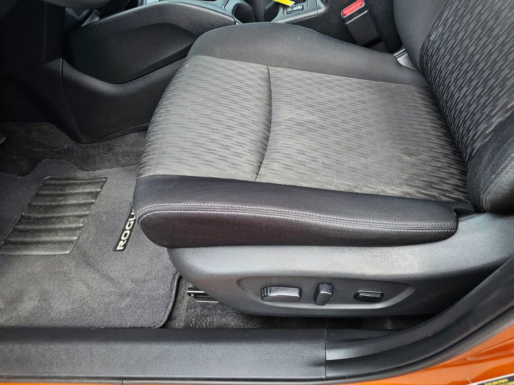 Used 2019 Nissan Rogue SV image 15