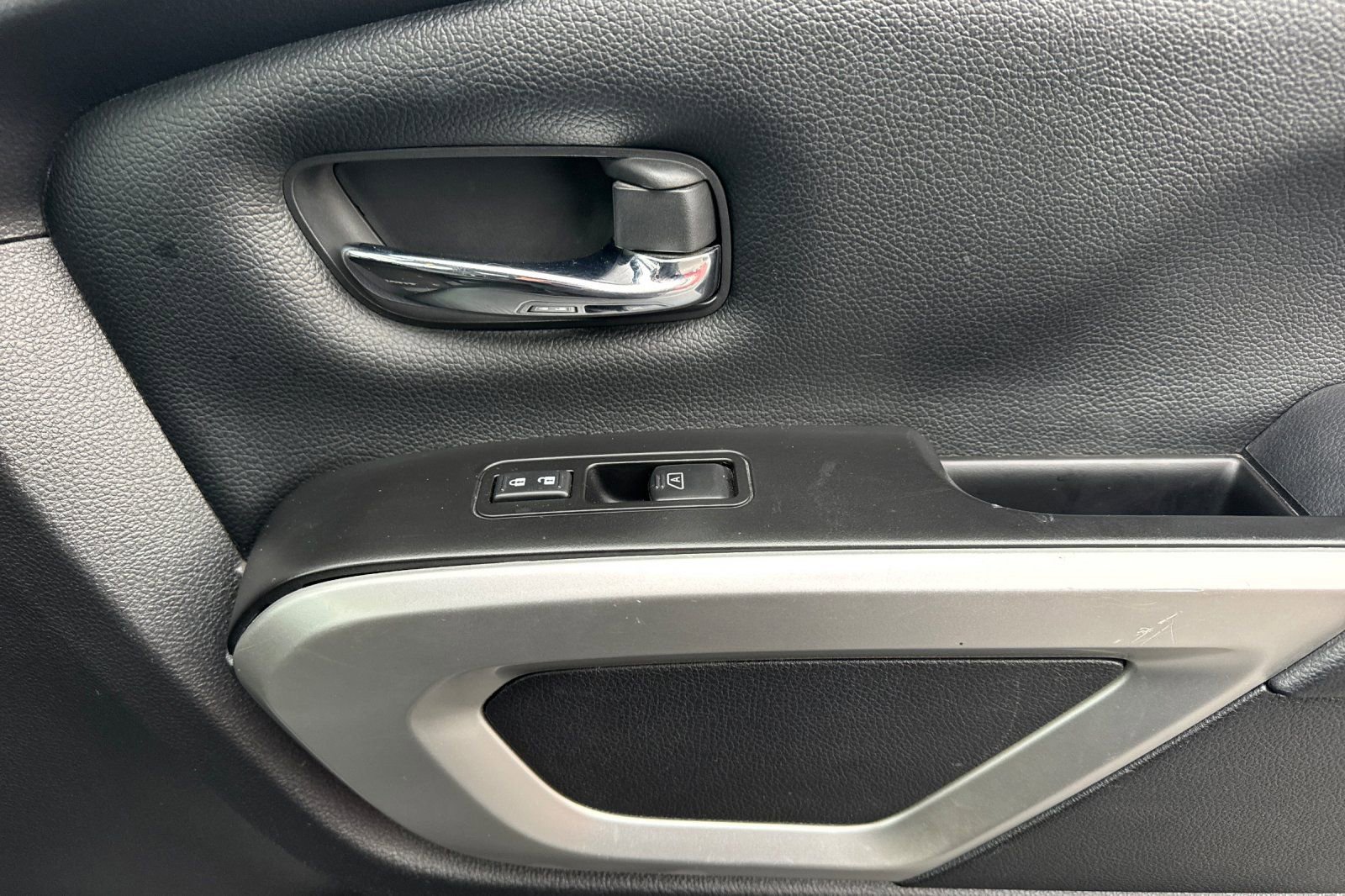 Used 2022 Nissan Titan SV w/ Accessory Utility Package image 17