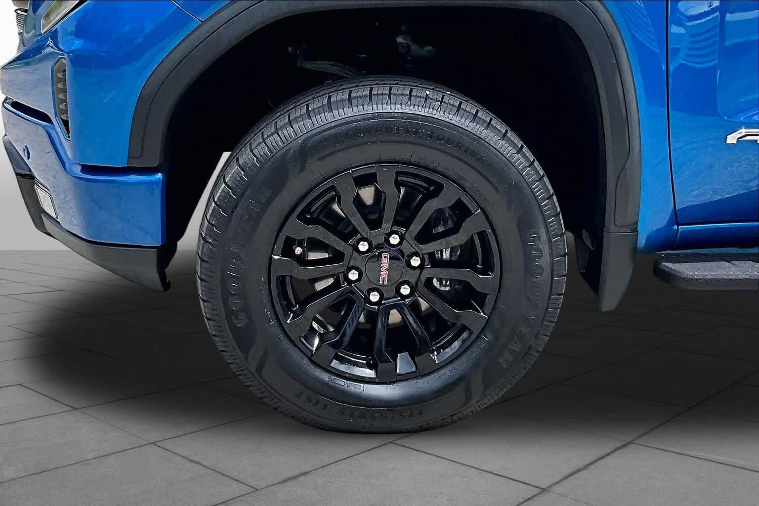 Used 2023 GMC Sierra 1500 AT4X AWD/4WD image 11