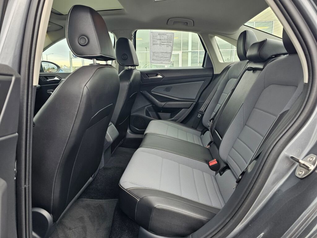 Certified 2025 Volkswagen Jetta SE w/ Sunroof Package image 13