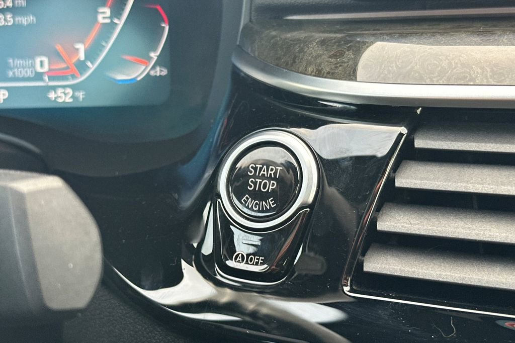 Used 2022 BMW M550i xDrive M550i xDrive w/ Dynamic Handling Package image 25