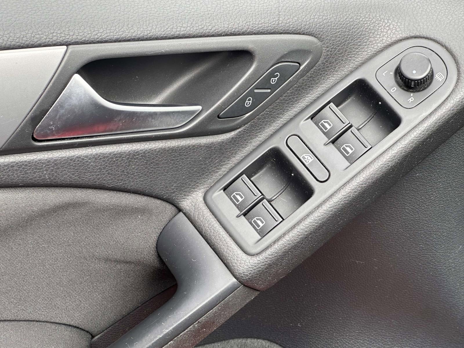 Used 2012 Volkswagen Golf 4-Door image 14