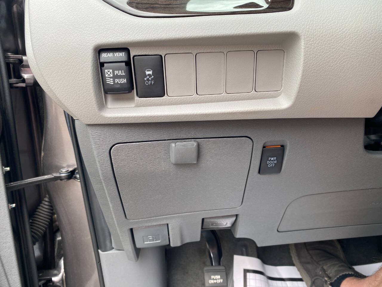 Used 2020 Toyota Sienna XLE FWD image 19
