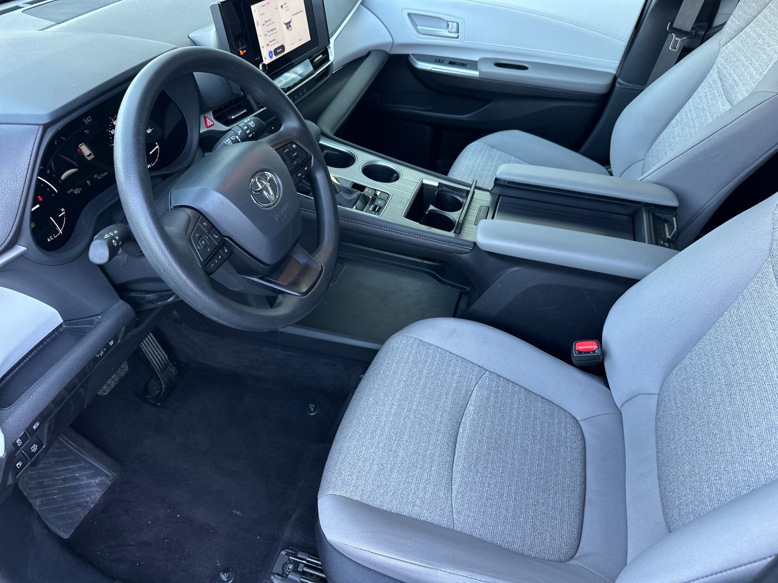 Used 2025 Toyota Sienna LE FWD image 10