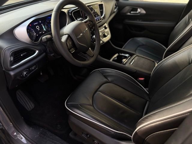 Used 2025 Chrysler Pacifica Limited image 17