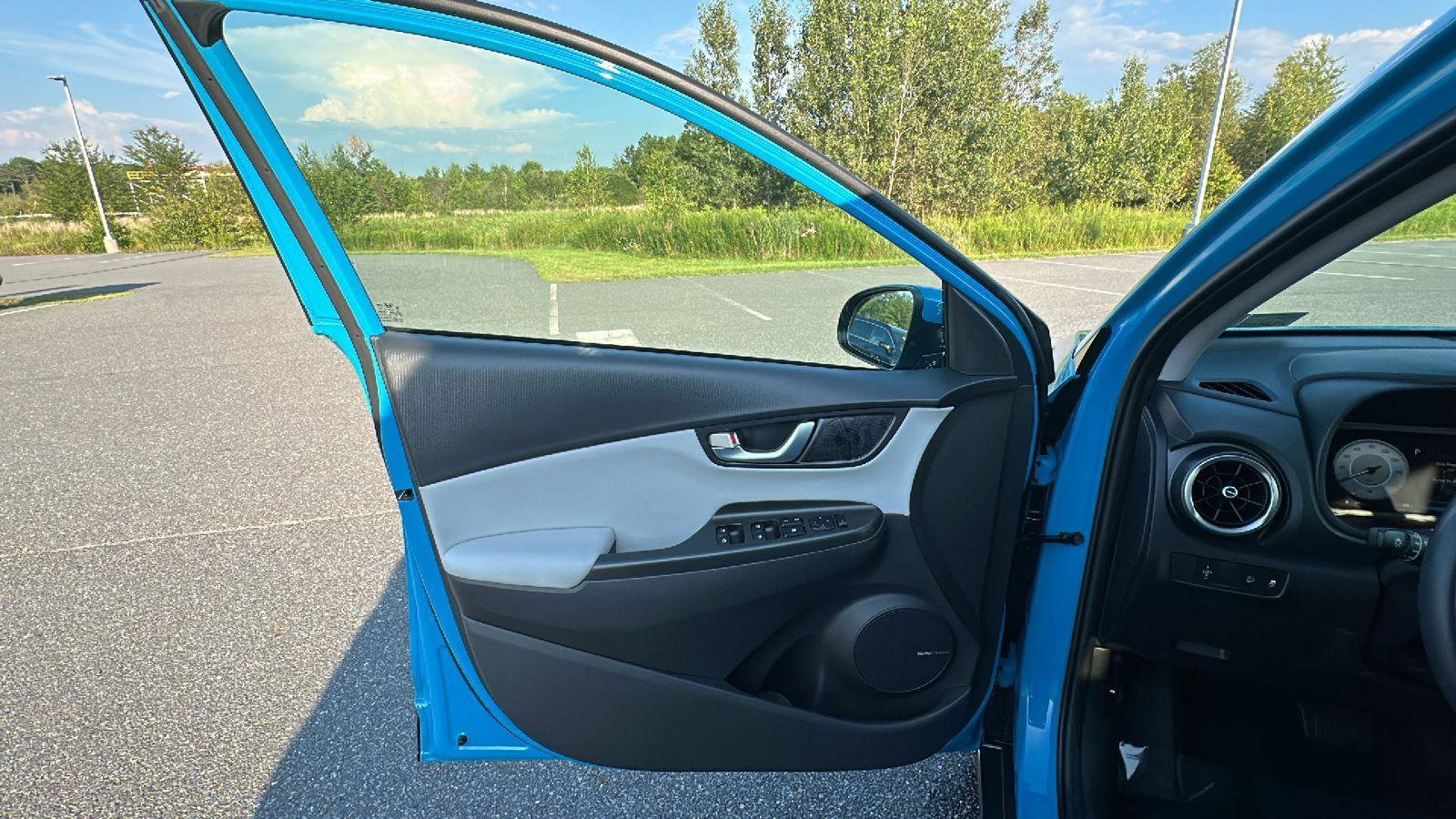 Certified 2022 Hyundai Kona Limited w/ Cargo Package image 24