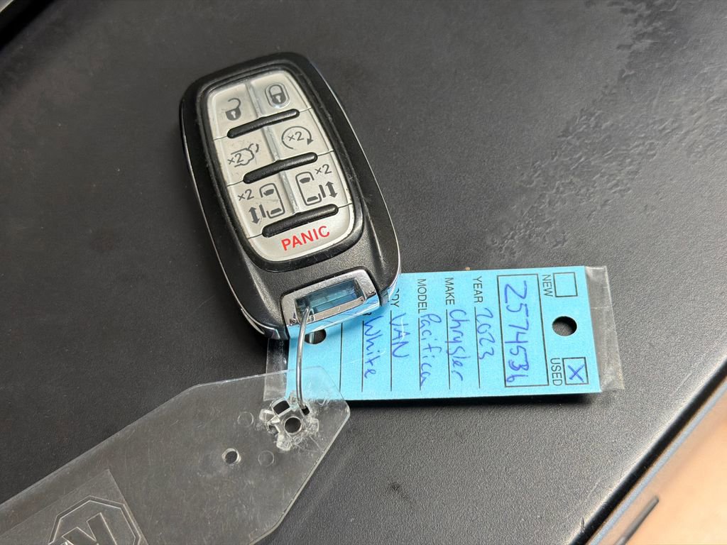 Used 2023 Chrysler Pacifica Touring-L image 36