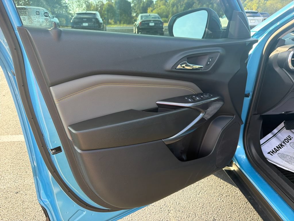 Used 2025 Chevrolet Trax ACTIV FWD image 12