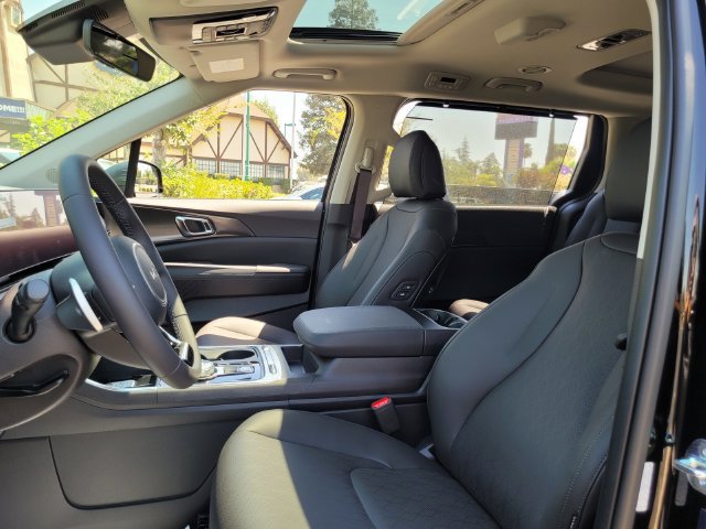 New 2026 Kia Carnival SX w/ SX Dark Edition Package FWD image 8