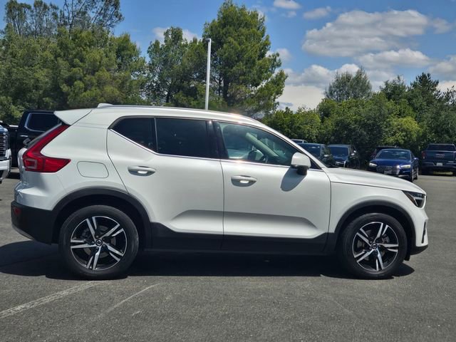 Used 2023 Volvo XC40 B5 Plus AWD/4WD image 3