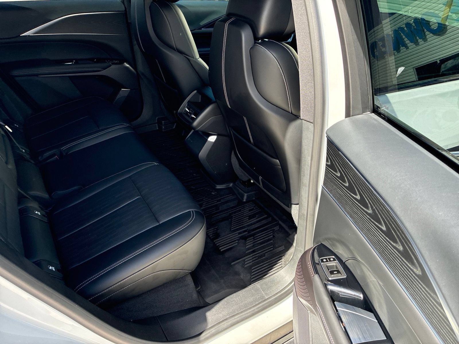 Used 2024 Cadillac Lyriq Luxury w/ LPO, Floor Liner Package AWD/4WD image 15
