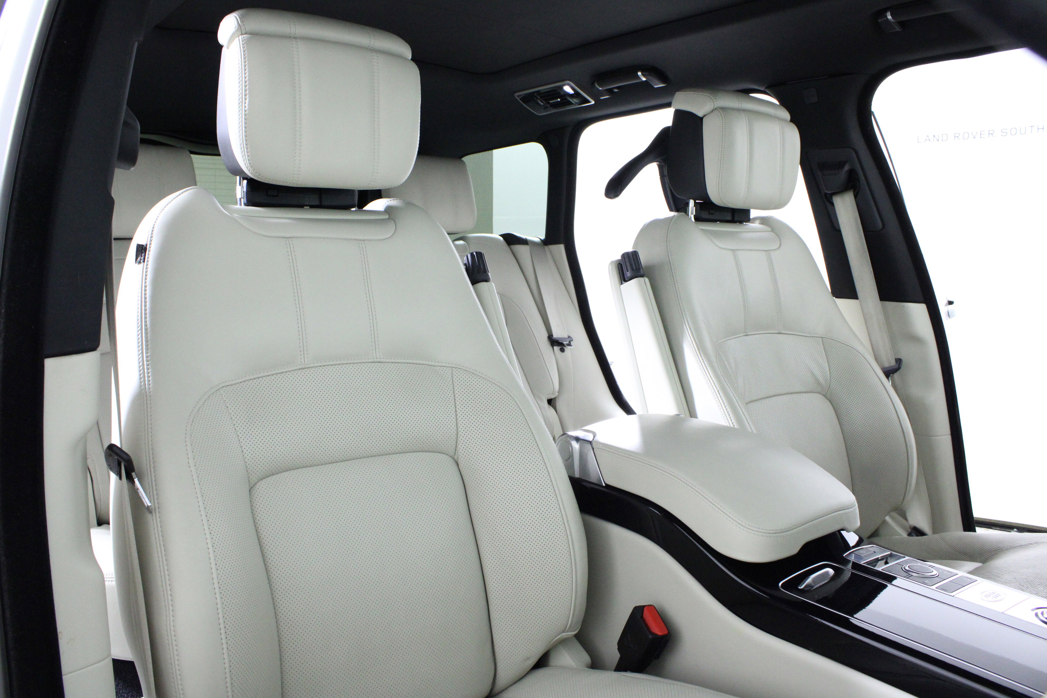 Used 2020 Land Rover Range Rover HSE image 18