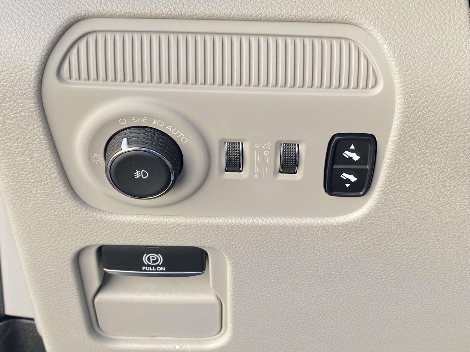Used 2024 Jeep Wagoneer L Series III w/ Flexible Seating Group AWD/4WD image 19