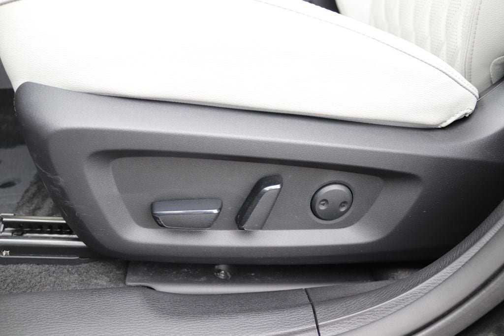 Used 2025 Mitsubishi Outlander AWD image 26