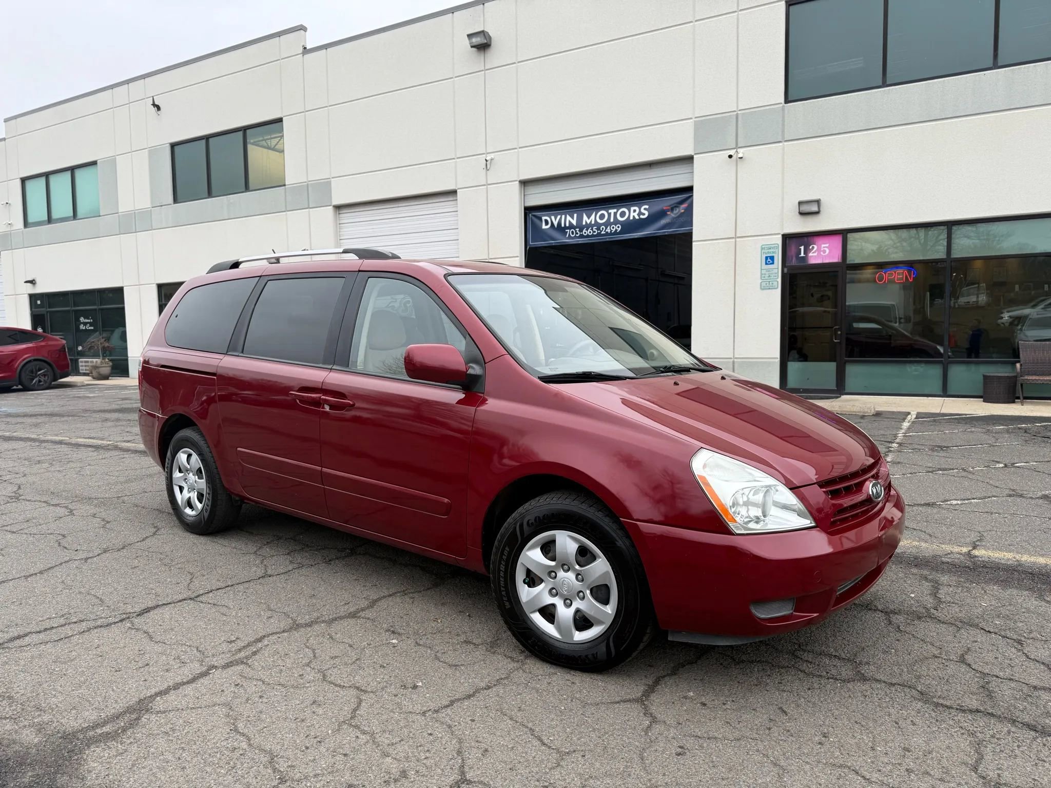 Used 2010 Kia Sedona LX w/ PWR Pkg image 2
