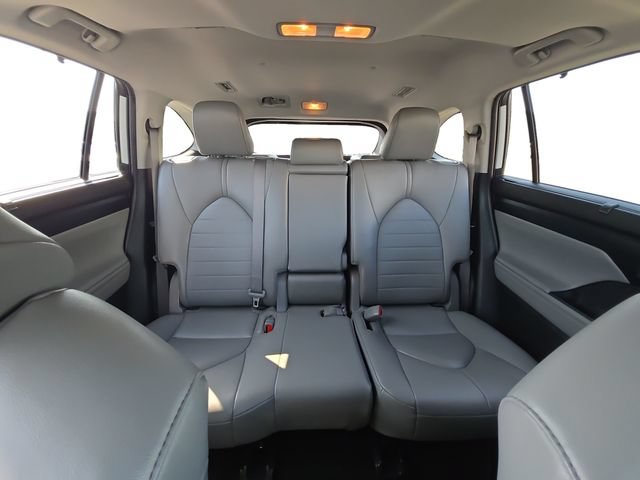 Used 2023 Toyota Highlander XLE FWD image 13