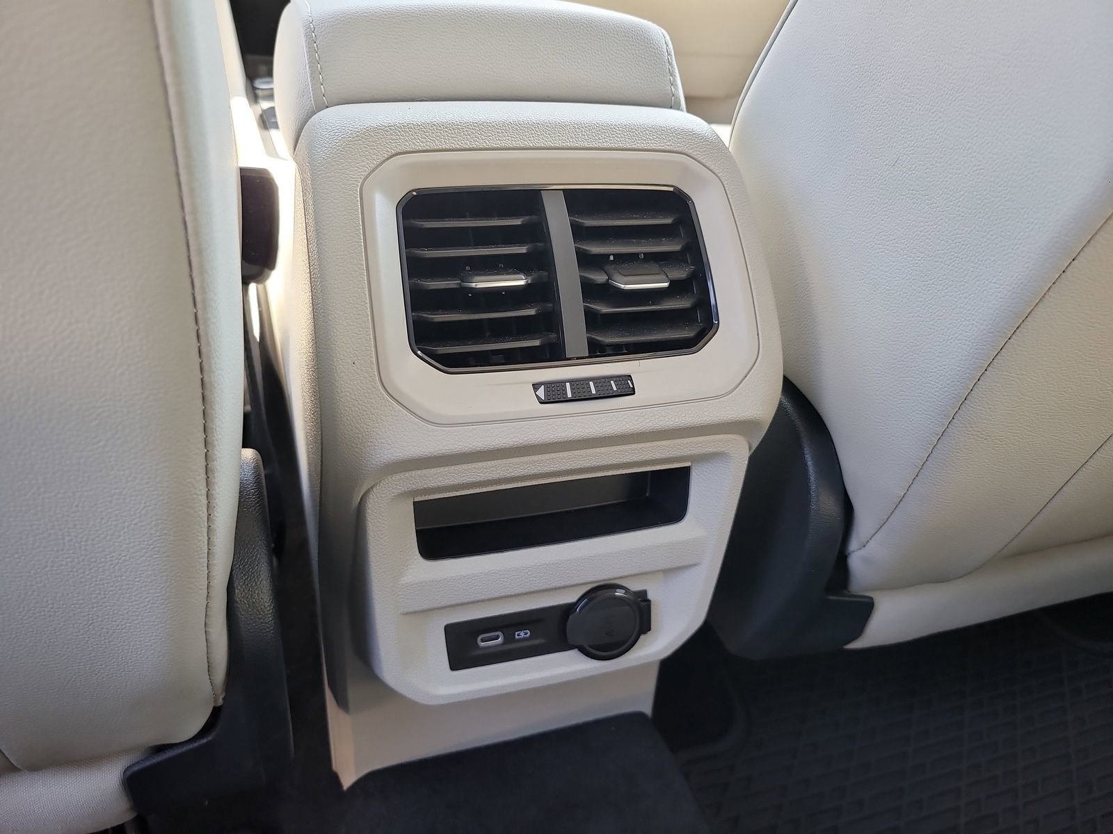 Used 2024 Volkswagen Tiguan SE image 12