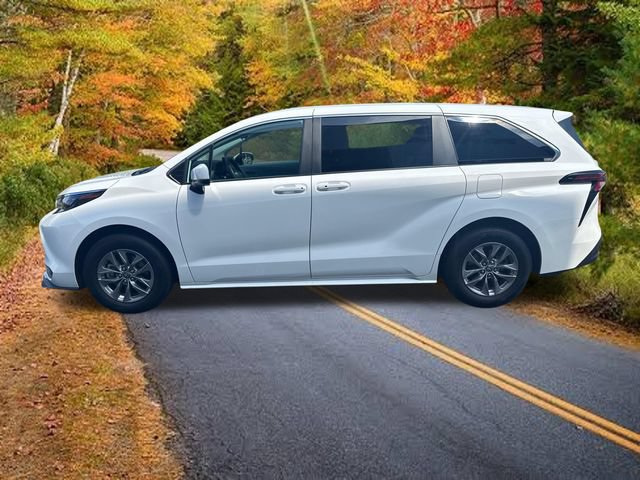 Used 2025 Toyota Sienna LE FWD image 6