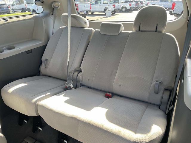 Used 2020 Toyota Sienna LE w/ Carpet Mat Package image 21