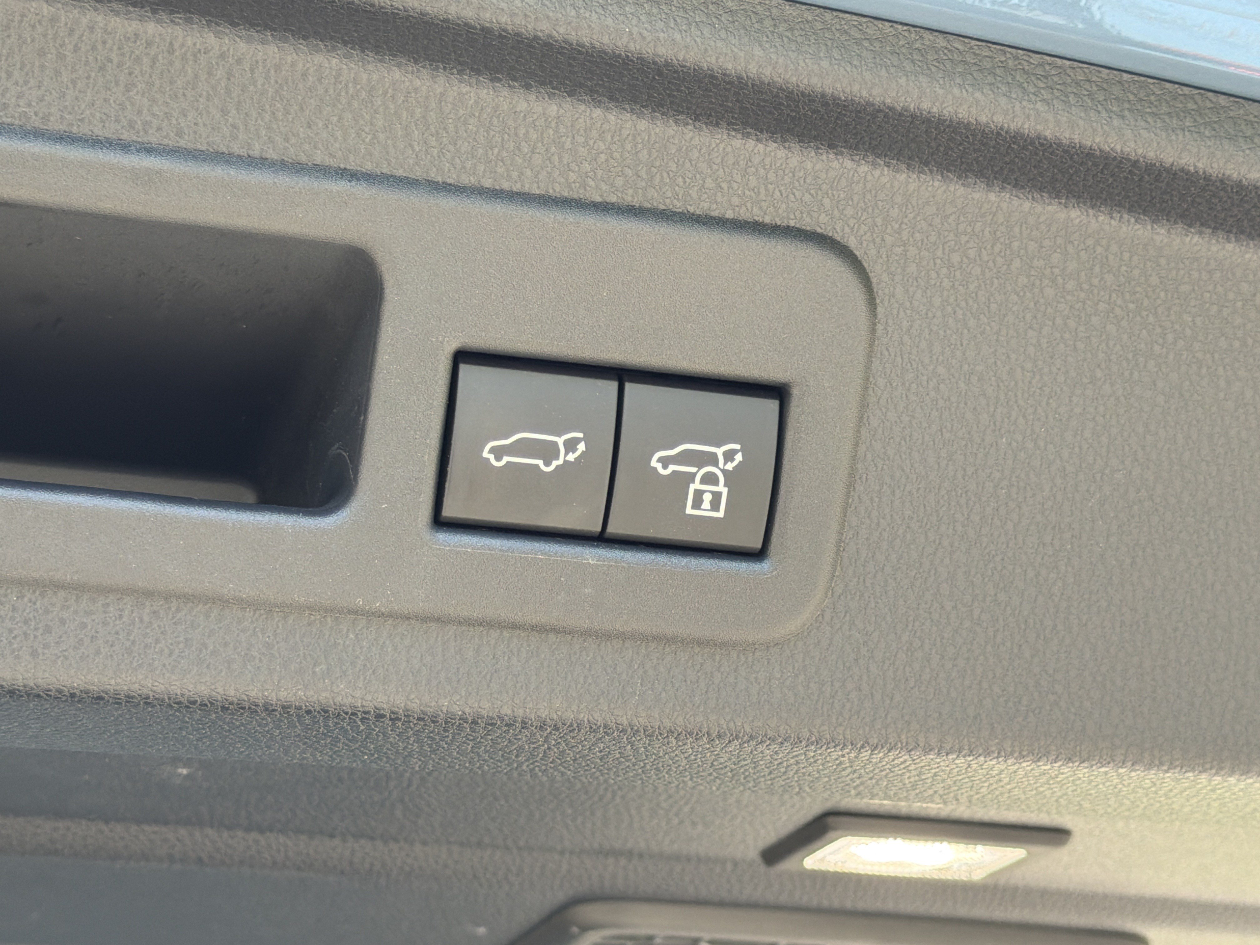 Used 2025 Toyota 4Runner Limited AWD/4WD image 19