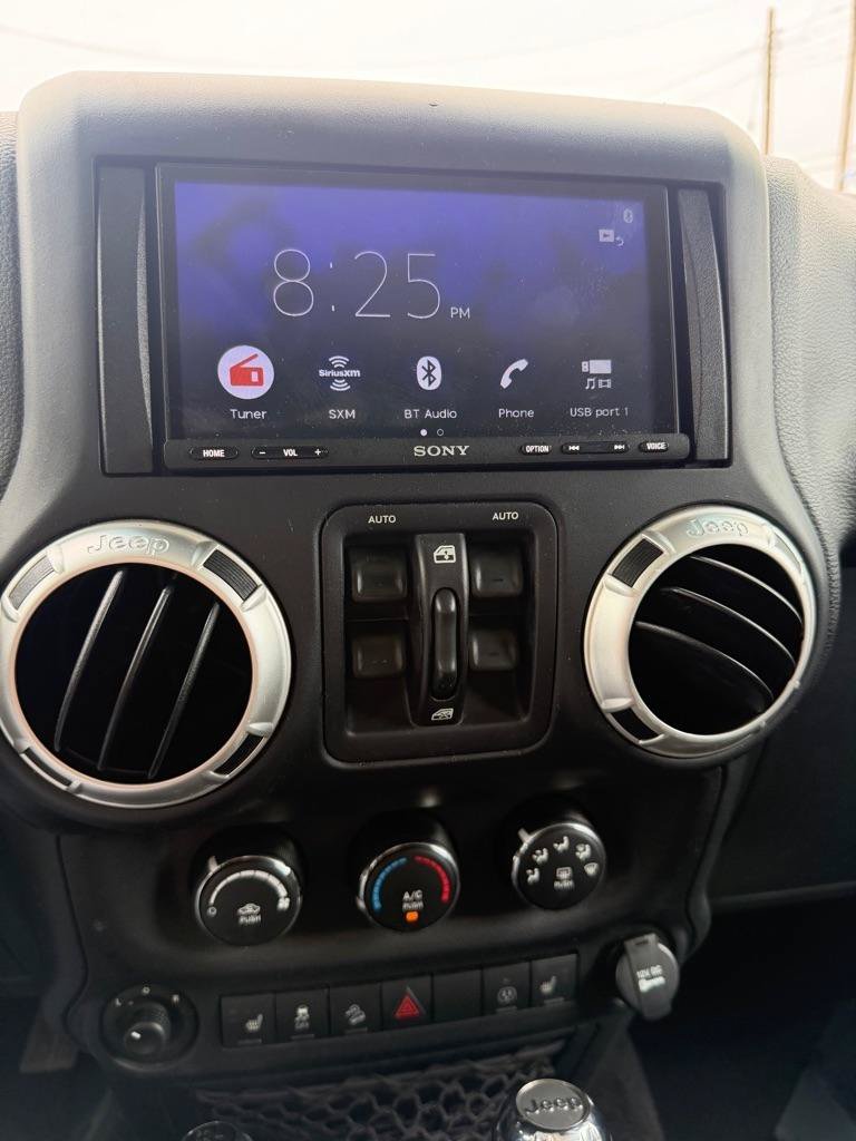 Used 2017 Jeep Wrangler Unlimited Sahara w/ Connectivity Group AWD/4WD image 15