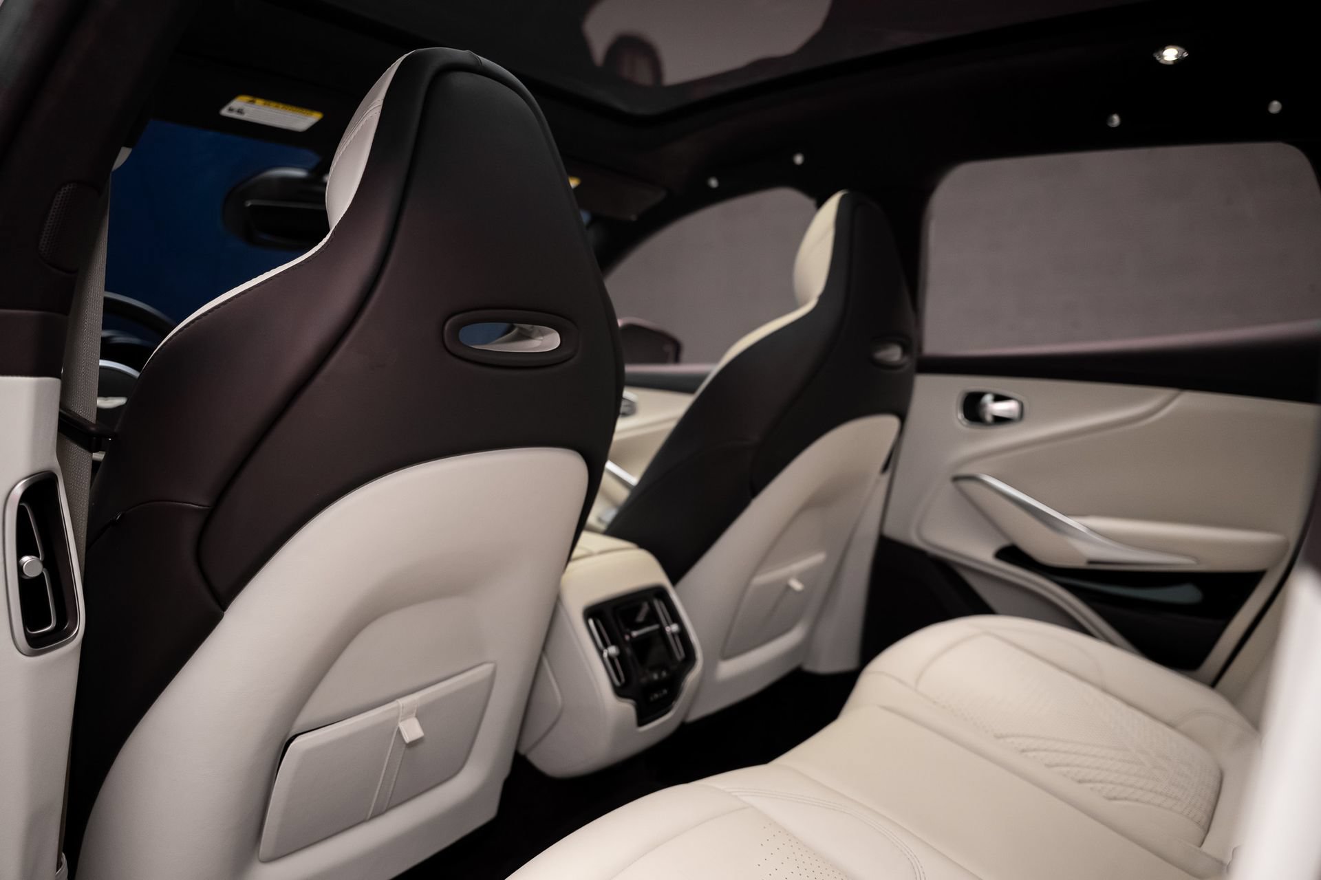 Used 2023 Aston Martin DBX AWD/4WD image 66