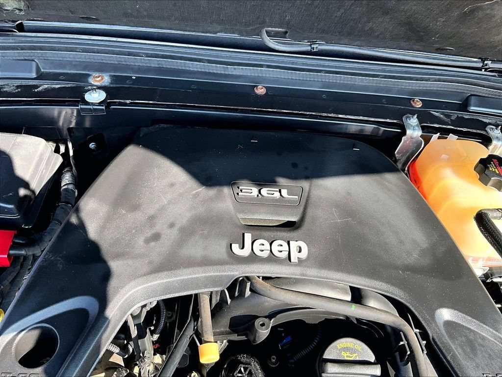 Used 2019 Jeep Wrangler Unlimited Sahara w/ Uconnect 4C Nav & Sound Group AWD/4WD image 35