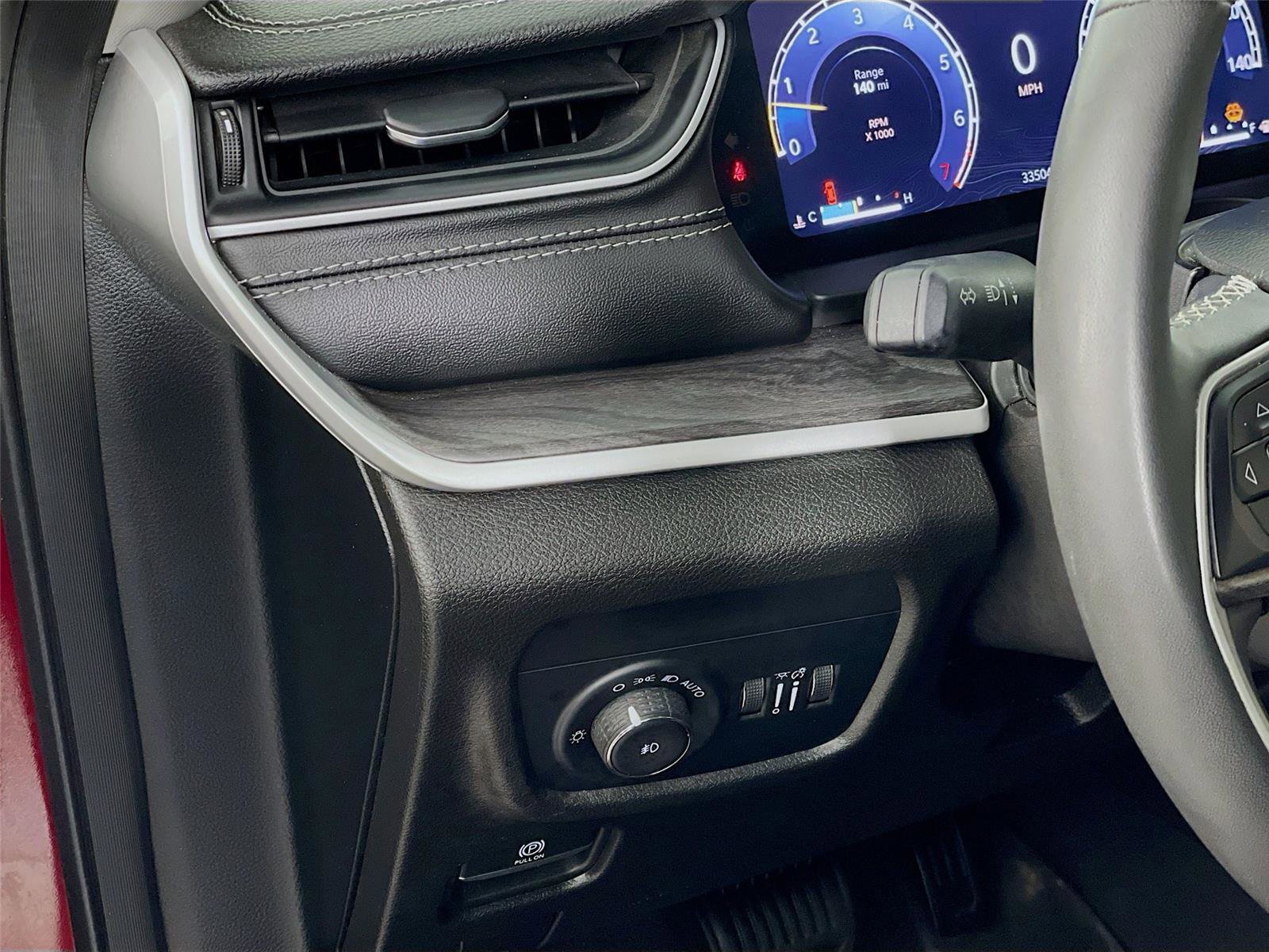 Used 2023 Jeep Grand Cherokee Limited image 12