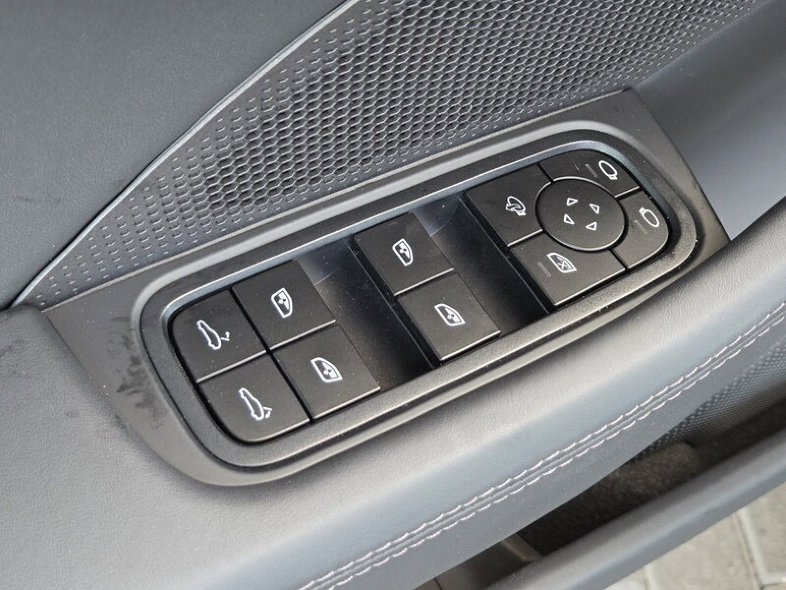 Used 2025 Porsche Panamera image 24