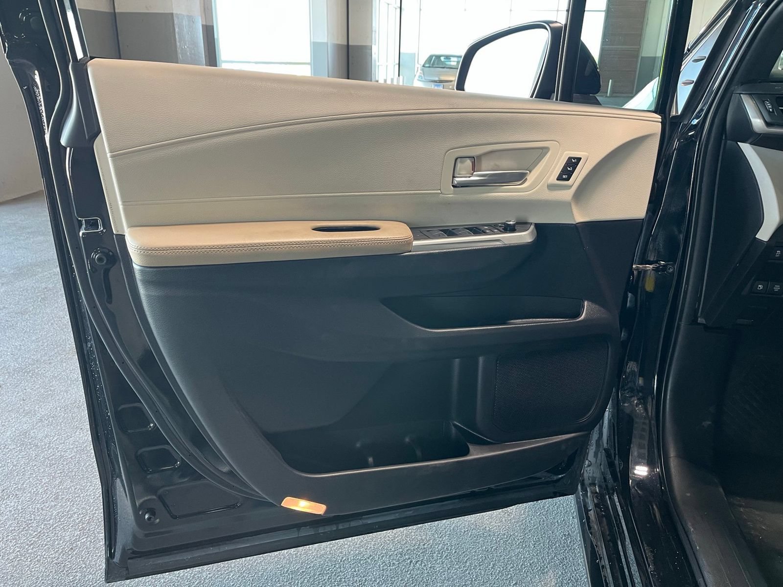 Used 2023 Toyota Sienna Limited FWD image 16